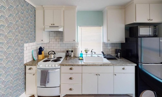 Baytown Apartment | Cozy Retreat at The Comfi Coral - Apartment Home Studio C