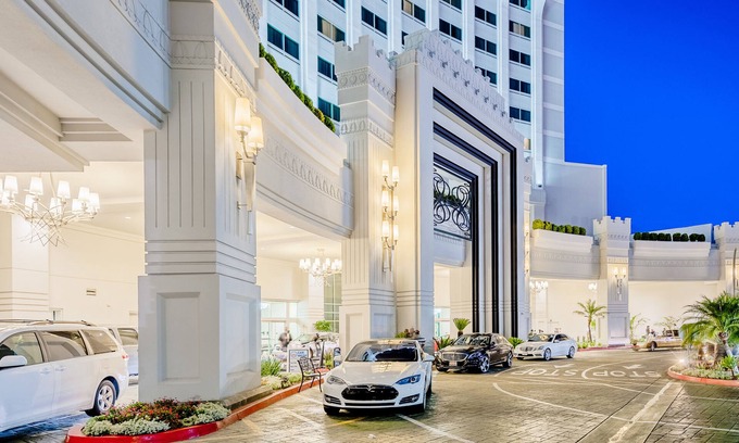 Los Angeles Hotel | Relax at The Commerce Casino & Hotel with Pool and Spa