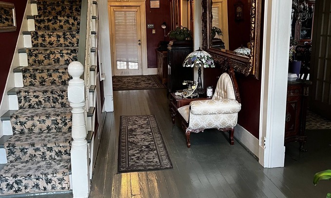 Bainbridge Bed & Breakfast | Charming Commodore Bed and Breakfast with Daily Breakfast