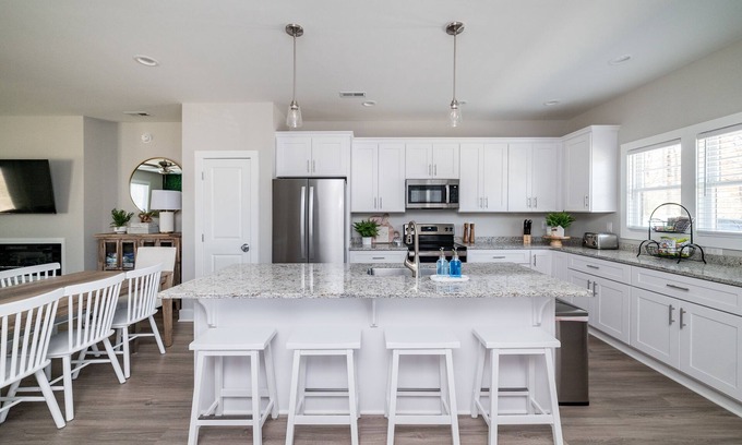 Naruna House | Family-Friendly Retreat: The Common House Near LU