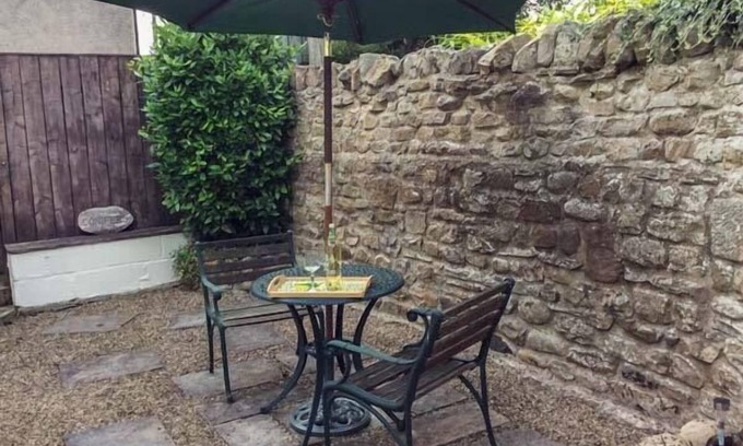 Ovington Cottage | Discover The Conifers: Breakfast Included, Ideal for Travelers