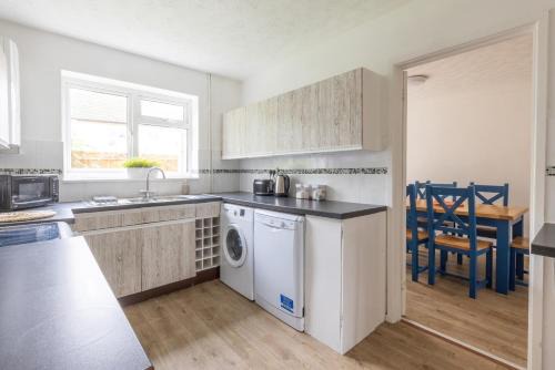 Witney House | Welcoming Conifers Family Home in Witney - Pet Friendly Stay