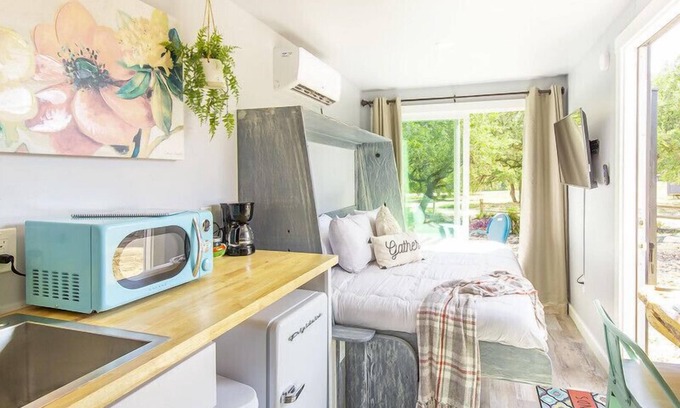 Johnson City House | Cozy Getaway at The Container Retreat with Ocean Views
