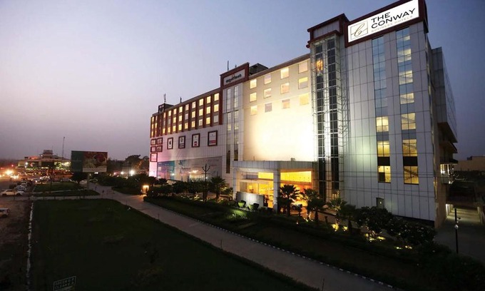 Meerut Hotel | Discover The Conway: Oceanfront Escape with Family-Friendly Amenities