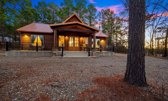 Hochatown Cabin | Relax at The Copper Hideout: Hot Tub & Fire Pit Retreat