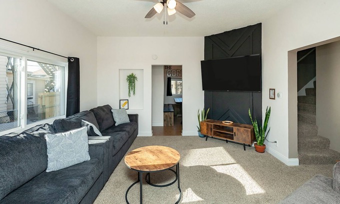 Des Moines House | Unwind at The Corn Crib: Spa, Game Room & Ocean Views