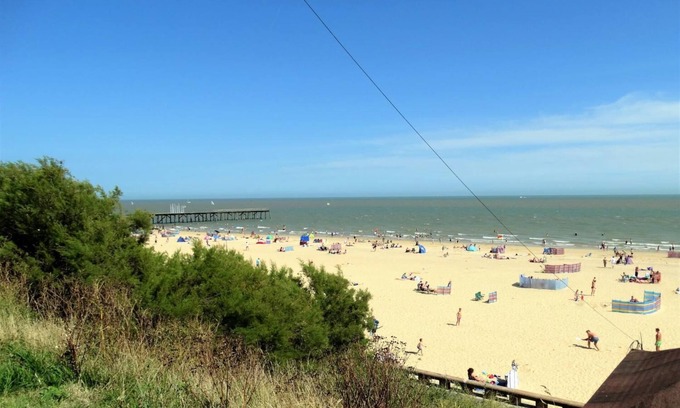 Lowestoft Bed & Breakfast | Experience The Corner House: Guest Rated 9.8 with Breakfast