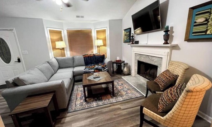 Acworth House | Convenient Getaway at The Corner White House by Lake Allatoona
