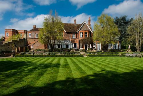 Abingdon Hotel | Inviting Stay at The Cosener's House with Breakfast & Access