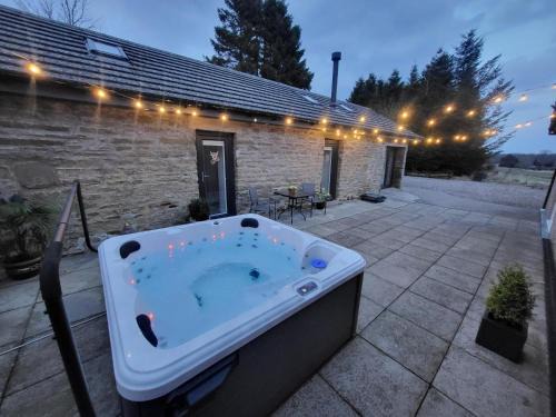 Forfar Apartment | Cozy Coo Shed: 4-Star Retreat with Inviting Hot Tub