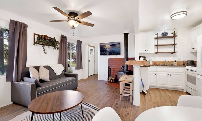 Big Bear Hotel | Cozy Cottage #2153 with Child-Friendly Amenities