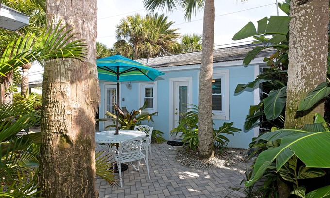 Clearwater Beach Cottage | Beachside Retreat: The Cottage with Pool & Ocean Views
