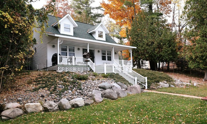 Hubbard Lake House | Pet-Friendly Getaway at The Cottage at Hubbard Lake