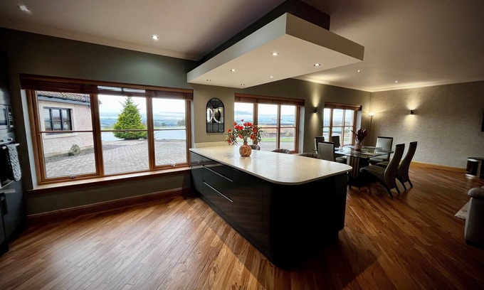 Bathgate House | Top-Notch Stay at The Cottage at The Vu - Rated 10/10!