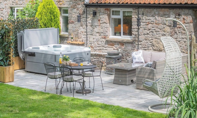 Langford Cottage | Cozy 1 Bedroom Retreat in Brinsea with Spa & Lake Views