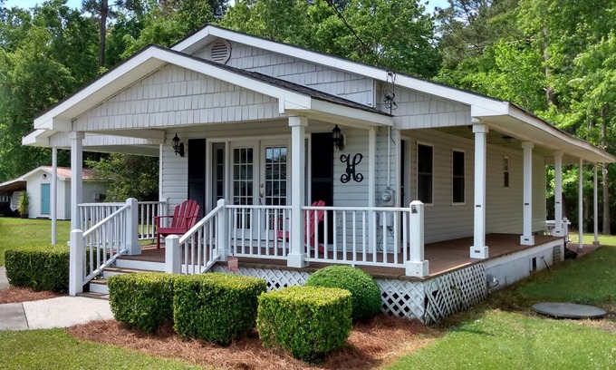 Lake Waccamaw Cottage | Relax at The Cottage by Hollingsworth Properties - Guest Rated 9.8