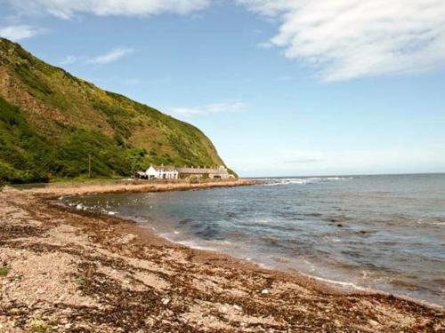 Burnmouth House | Oceanfront Escape at The Cottage By The Sea, Scotland