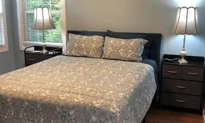West End Cottage | Relax at The Cottage @ Fairway Farm - Family-Friendly Retreat