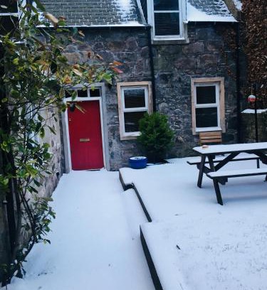 Central Aberdeen House | Discover The Cottage: 4-Star Family & Pet-Friendly Retreat