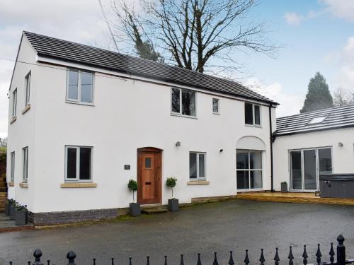 Bewdley House | Ideal Retreat at The Cottage: Pet-Friendly with Hot Tub