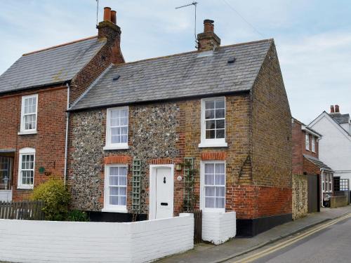 Broadstairs House | Exceptional Family Retreat at The Cottage - 4 Star Rated