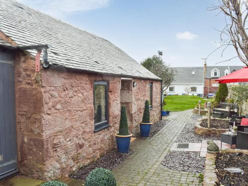 Girvan House | Highly Rated The Cottage - Family-Friendly Retreat
