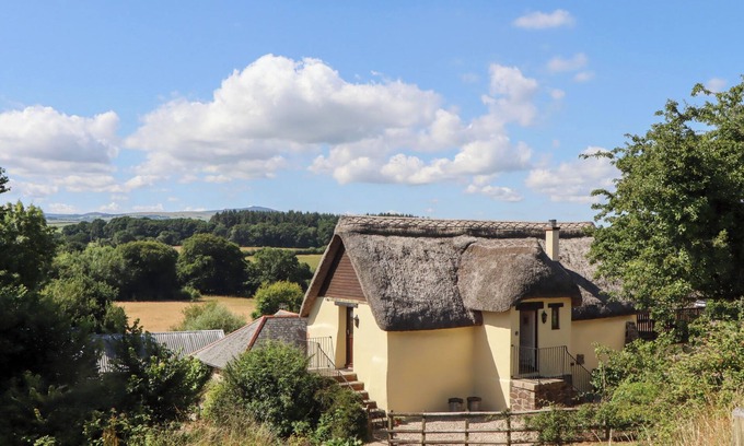 East Portlemouth Cottage | Pet-Friendly Cottage with Pool in Sampford Courtenay