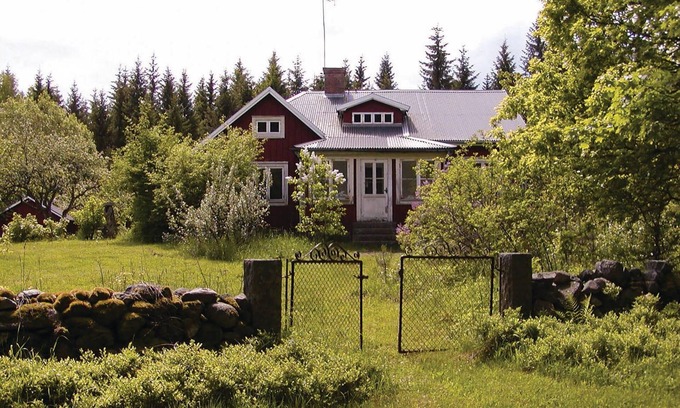 Urshult House | Cozy Cottage Retreat by Lake Åsnen with Spa & Forest Access