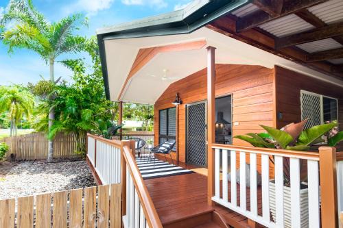 Kewarra Beach House | Cozy Cottage with Mountain Views - Steps to the Beach