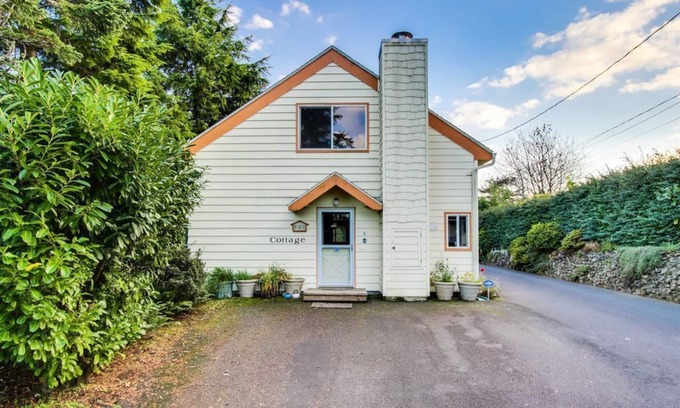 Newport Cottage | Relax in Newport: Eclectic Cottage with Ocean View & Kitchen