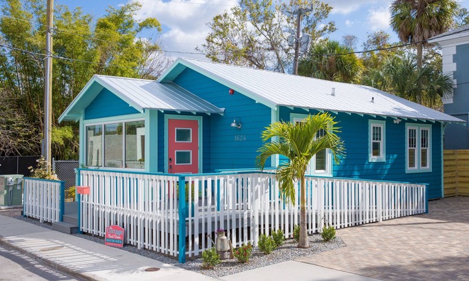 Laurel Park Cottage | Discover The Cottage Next Door: Prime Downtown Sarasota Stay