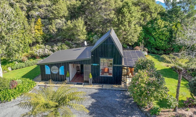 Hikuai Cottage | Experience The Cottage on the Hill Pauanui with Ocean Views
