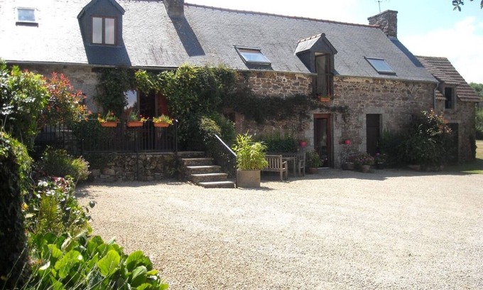 Ploezal Cottage | Ideal Cottage for 4 with Kitchen & Breakfast Included