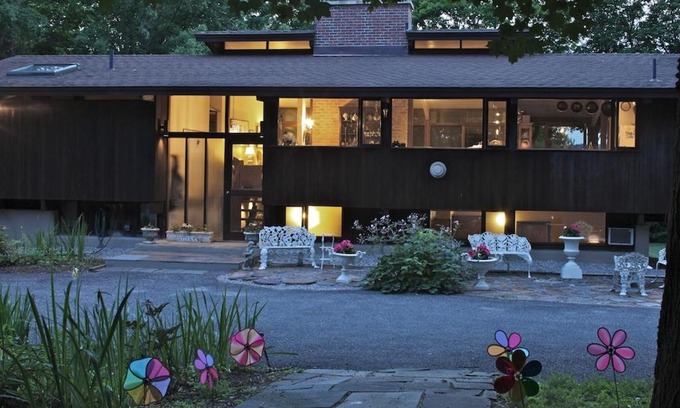 Stockbridge Bed & Breakfast | Discover The Cottage: Oceanfront Retreat with Beach Access