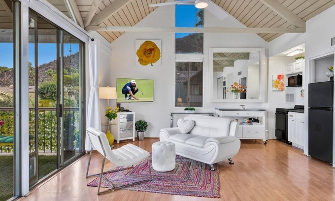 Indian Wells Cottage | Cozy Cottage with Breakfast and Child-Friendly Amenities
