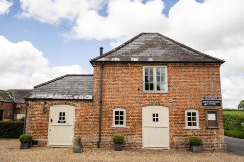 Tarrant Launceston House | Discover The Cottages at Launceston Farm - 5-Star Retreat