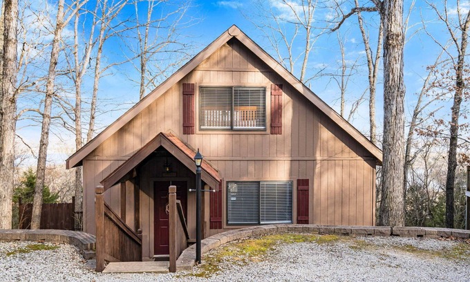 Branson West Cabin | Cozy Cottages on Lake Bluff: Family & Pet Friendly Retreat