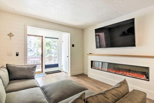 Beaver Apartment | Pet-Friendly Cottages Ski-In/Out Retreat for Hiking Adventures
