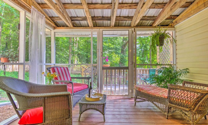 Union Mills Cottage | Inviting Country Cottage in Union Mills with Pool & Spa