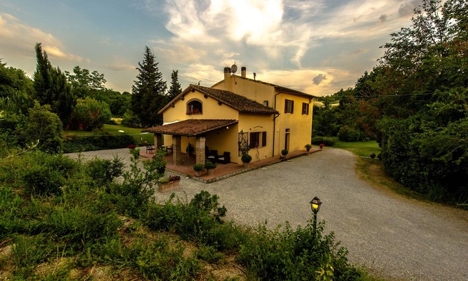 Empoli House | Serene Country House in a Picturesque Green Valley