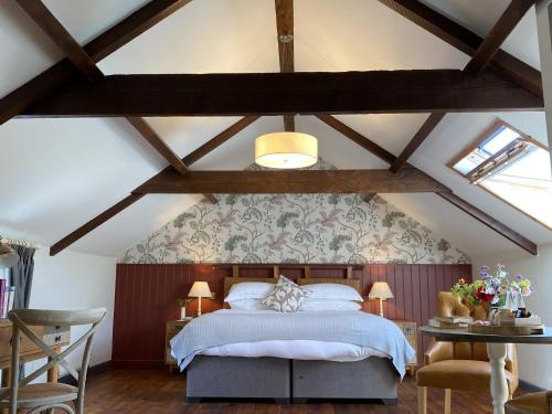 East Knighton Hotel | Discover The Countryman Inn: Pet-Friendly Retreat Awaits