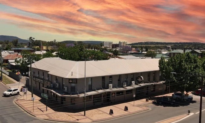 Gunnedah Hotel | Budget-Friendly Stay at The Court House Hotel with Breakfast