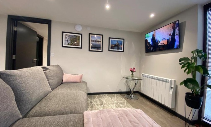 Wing Apartment | Elegant Courtyard Apartment: Rated 9.7, Pet & Child Friendly