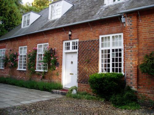 Dullingham Bed & Breakfast | Welcoming The Courtyard: Family-Friendly with Breakfast & More