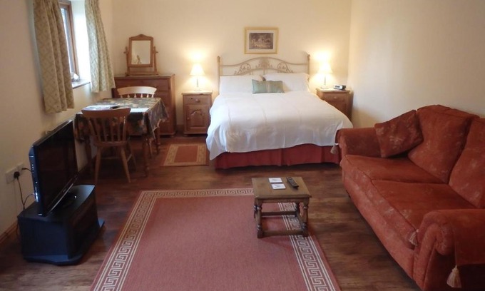 Lowestoft House | Relax at The Courtyard, Laurel Farm: Top-Rated 4-Star Stay
