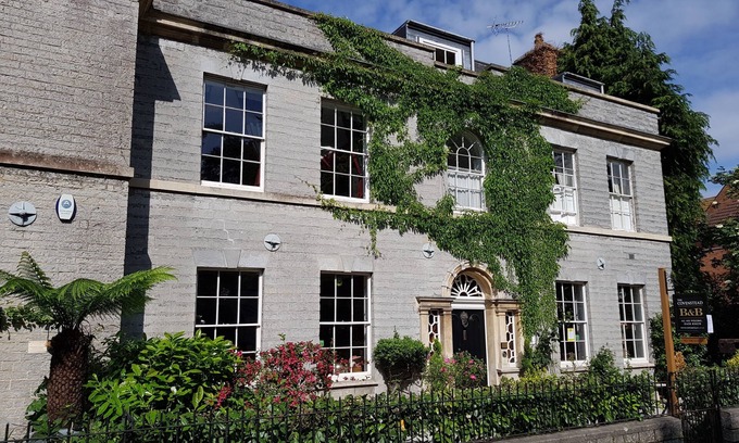 Glastonbury House | Discover The Covenstead: Family-Friendly with Pool & Breakfast
