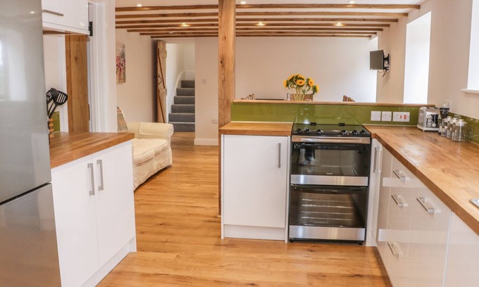 Munslow Cottage | Inviting Retreat at The Cow Byre, Heath Farm with Breakfast