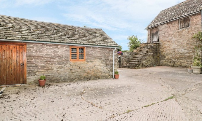 Westbrook Court Cottage | Cozy Cow Cott: Pet-Friendly Retreat with Garden in Hereford