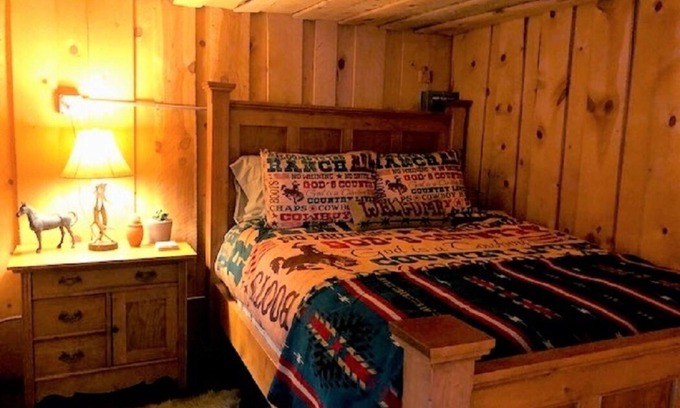 Kanab Cabin | Pet-Friendly Cowboy Cabin with Spa at Paria River Ranch