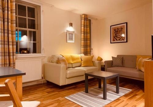 Old Town Apartment | Cozy Family Retreat at The Cowgatehead Residence